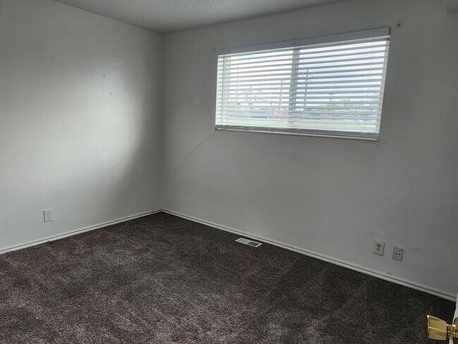 Building Photo - 2590 Robin Rd