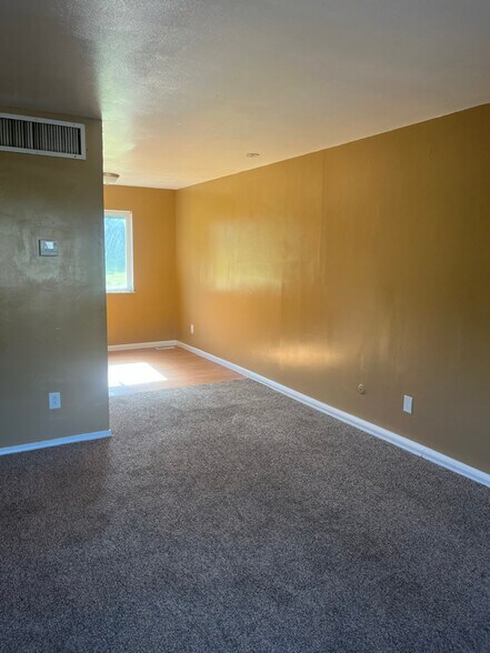 Building Photo - 2018 Hickorydale Dr