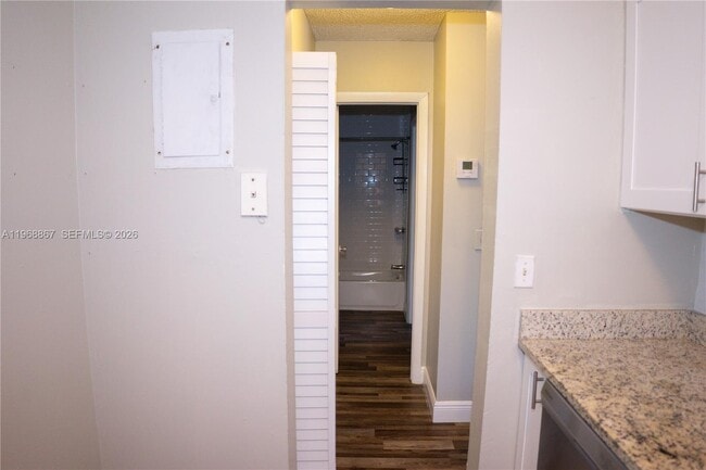 Building Photo - 4280 Woodside Dr