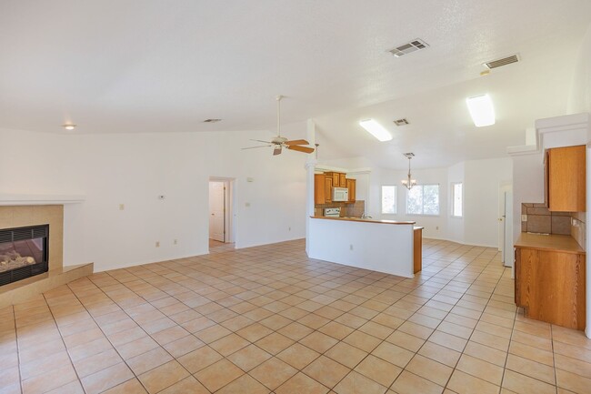 Building Photo - 3 Bedroom 2 Bath Home