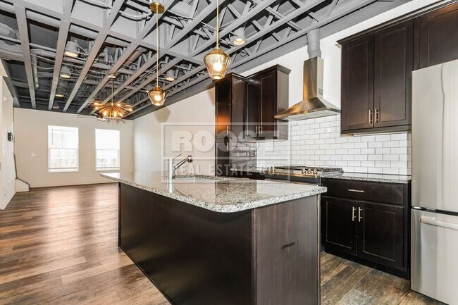 Building Photo - 10 N Center St