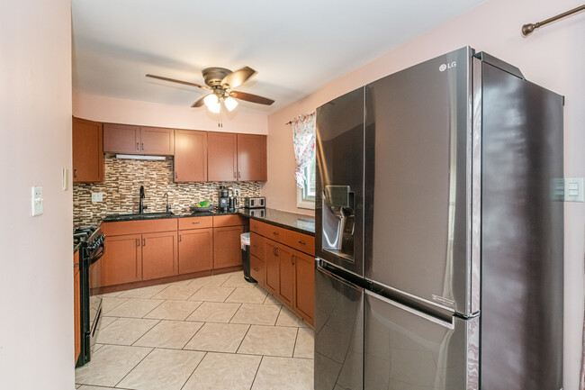 Building Photo - 810 Oakton Ave