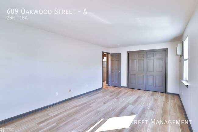 Building Photo - 609 Oakwood St