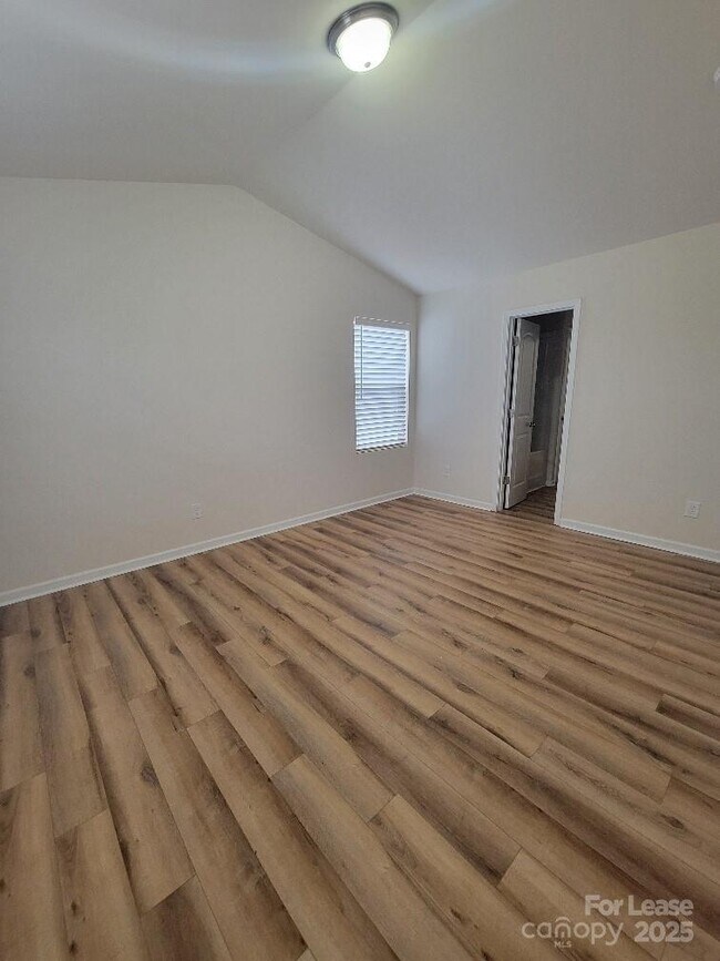 Building Photo - 5823 Hewitt Dr