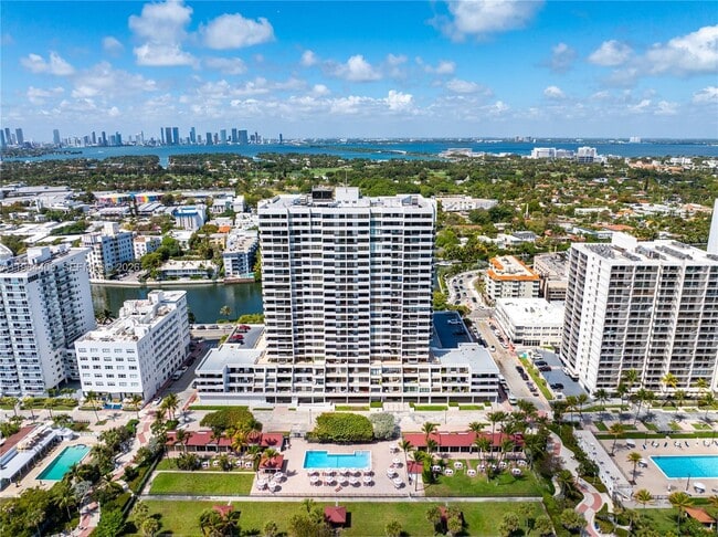 Building Photo - 2555 Collins Ave