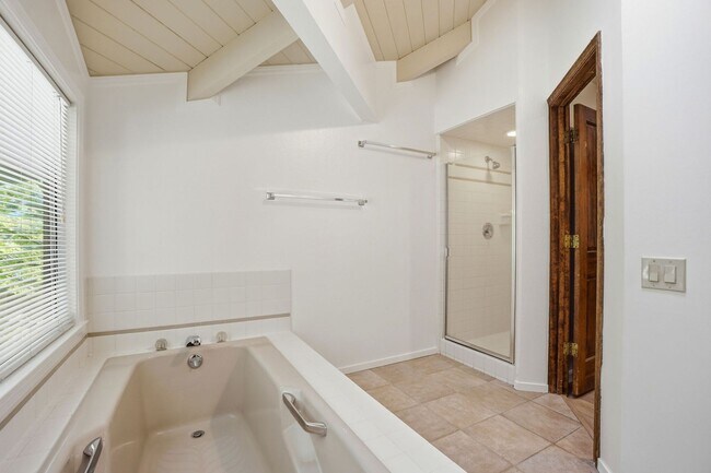 Building Photo - Spectacular 2 story home w/pool in Round Hill Country Club