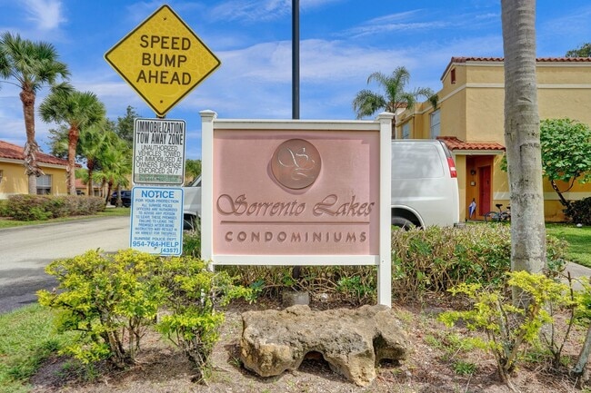 Building Photo - Townhouse with 2 Beds, 2.5 Baths, In-Unit Washer/Dryer