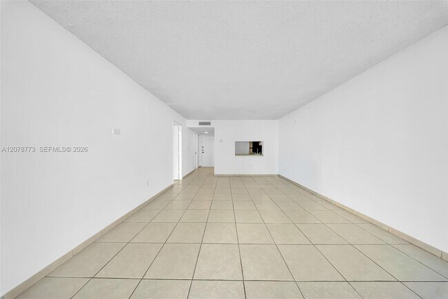 Building Photo - 9360 Fontainebleau Blvd