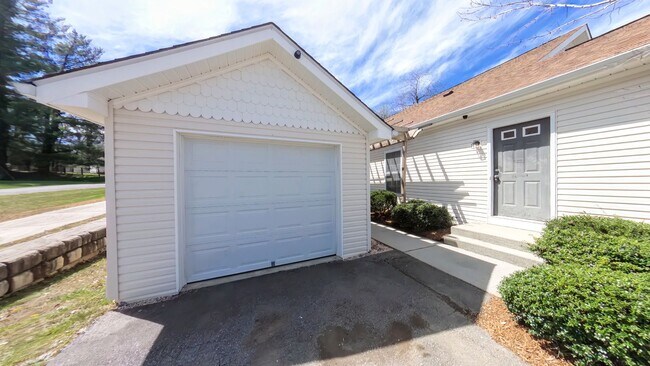 Building Photo - Turnabout Lane Duplex