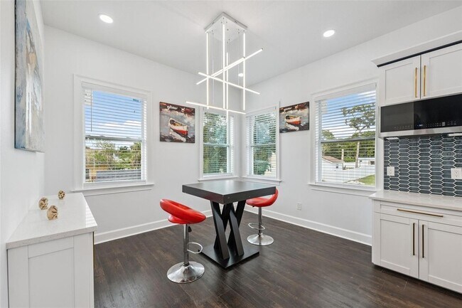 Building Photo - 8605 Inwood Dr