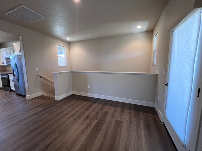 Building Photo - *NEW! 2/2.5/2Townhome in Gardnerville*