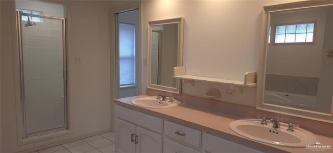 Building Photo - 4 E Jasmine Ave