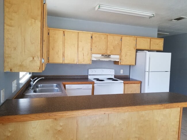 Building Photo - 3 bed, 1 bath home with CARPORT! Month to ...