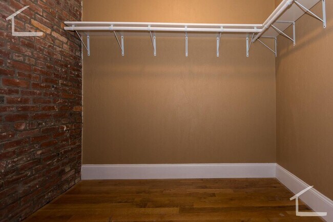 Building Photo - 33 Linden St