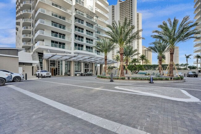 Building Photo - 3100 N Ocean Dr