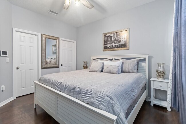 Building Photo - Exquisite & Breathtaking 2 Bedroom 2 Bath Condo Fully Furnished