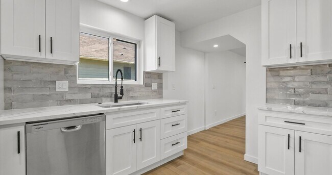 Building Photo - Remodeled 5BR Vintage Gem in Prime West Se...