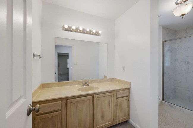 Building Photo - Available Now! Franklin End Unit Townhouse...