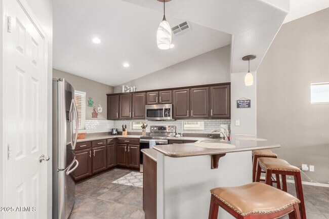 Building Photo - 2560 W Canyon Way