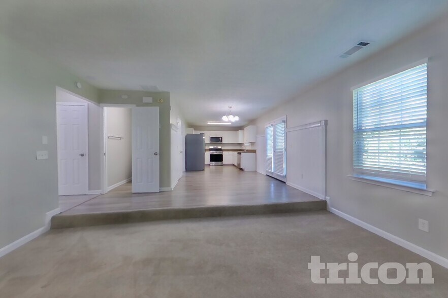 Building Photo - 113 Summit View Dr