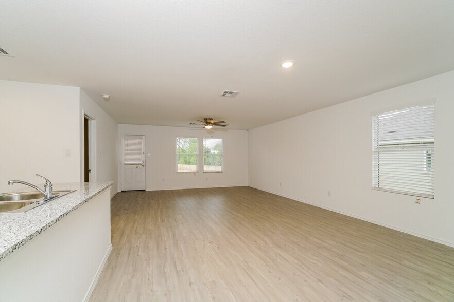 Building Photo - 13910 Reservoir Dr