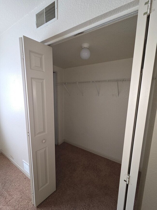 Building Photo - Discover your dream Townhome in Manitowoc!