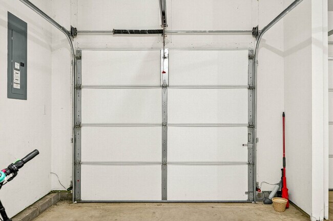 Building Photo - 4663 Bayview Dr