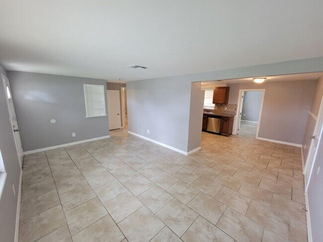 Building Photo - BEAUTIFUL 3/2/1 1020 Sq Ft, UPDATED kitchen & bath, ALL tile floors, LARGE fenced in yard!!