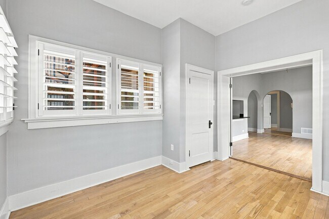 Building Photo - Charming 2-bedroom, 1-bath condo located in the heart of Denver