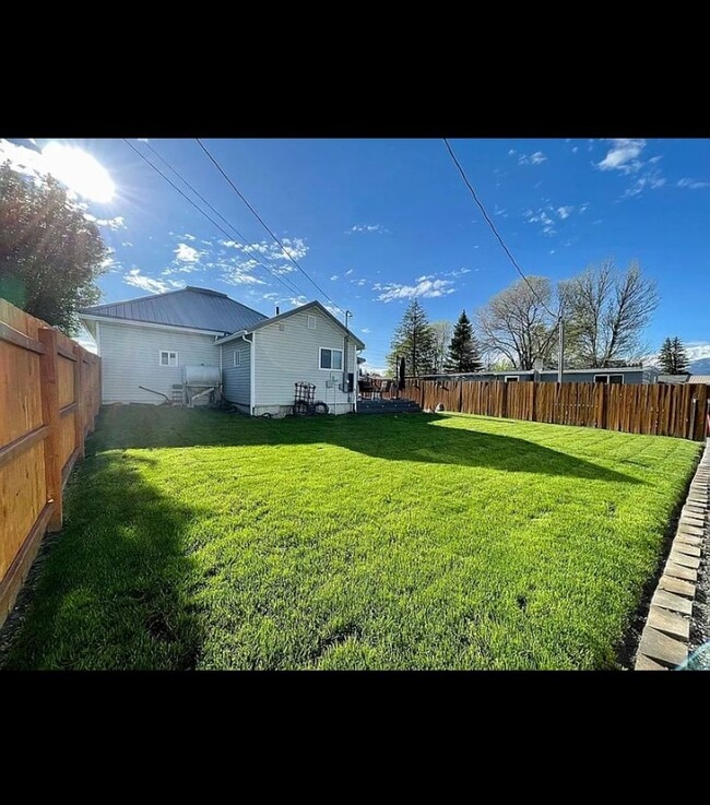 Building Photo - 3-bedroom 2 bath Corner Lot