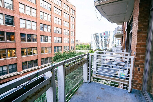 Building Photo - 933 W Van Buren St