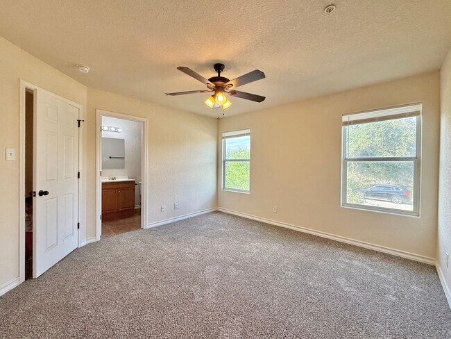 Building Photo - 3 bed 2 bath townhome in Leon Valley near ...