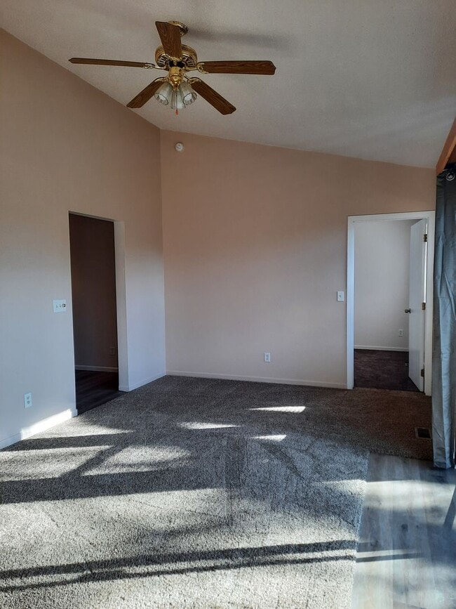 Building Photo - 3 BEDROOM | 2 BATH | HOUSE | SINGLE GARAGE...