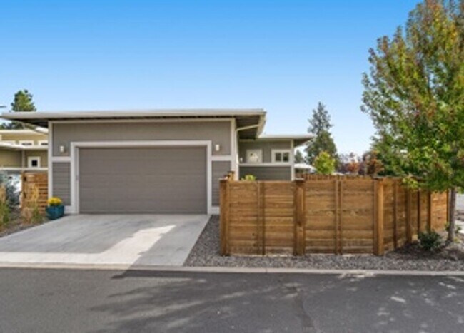 Building Photo - Beautiful Mid-Century Modern Home with lot...