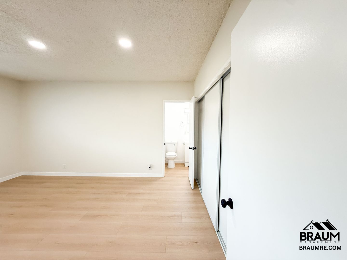 Building Photo - 13129 Oxnard St