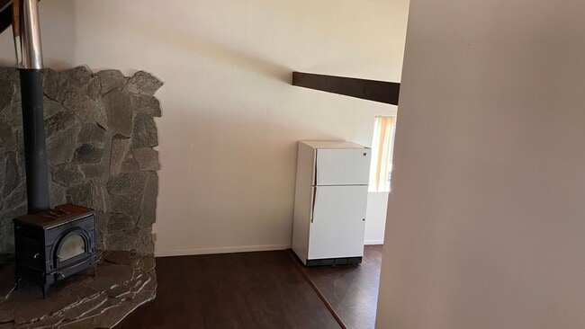 Building Photo - *LONG TERM RENTAL* Unfurnished