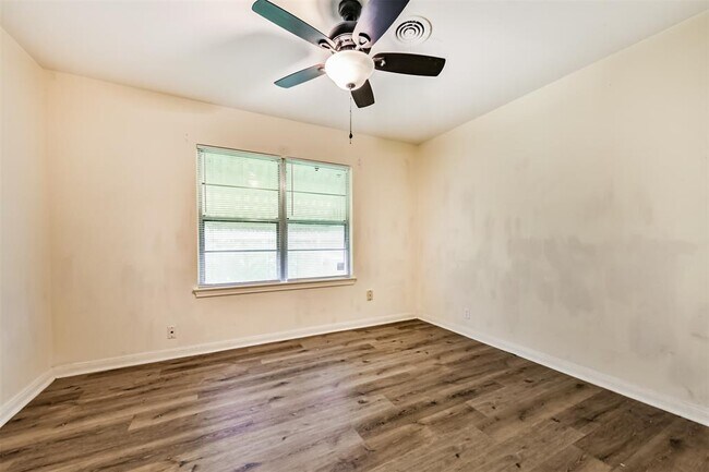 Building Photo - 3022 Broadmead Dr