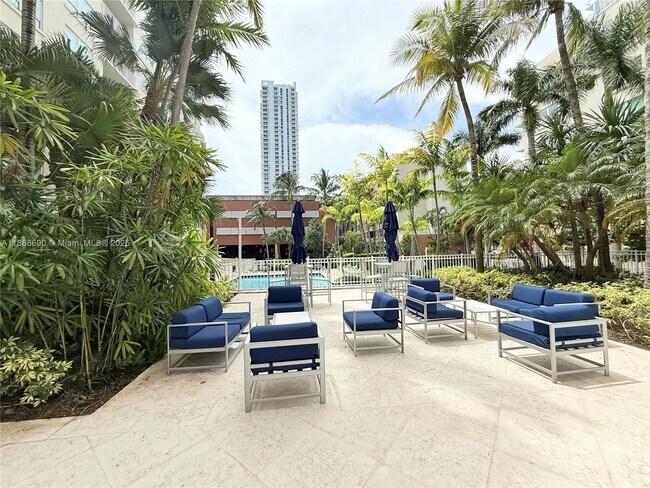 Building Photo - 2000 N Bayshore Dr