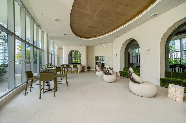 Building Photo - 700 NE 24th St