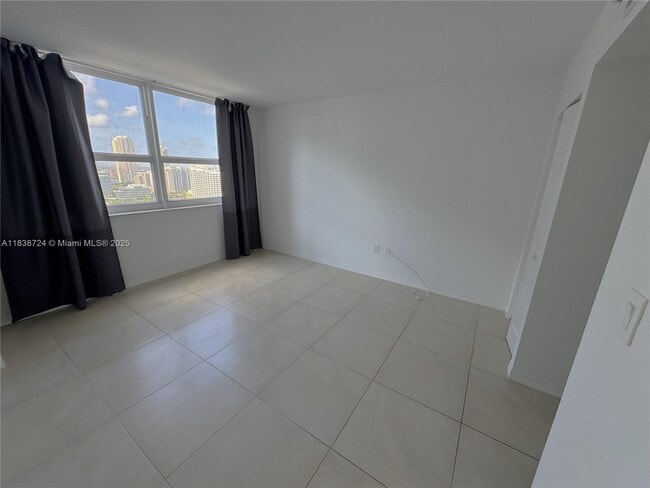 Building Photo - 1155 Brickell Bay Dr