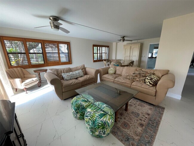 Building Photo - 374 Golfview Rd