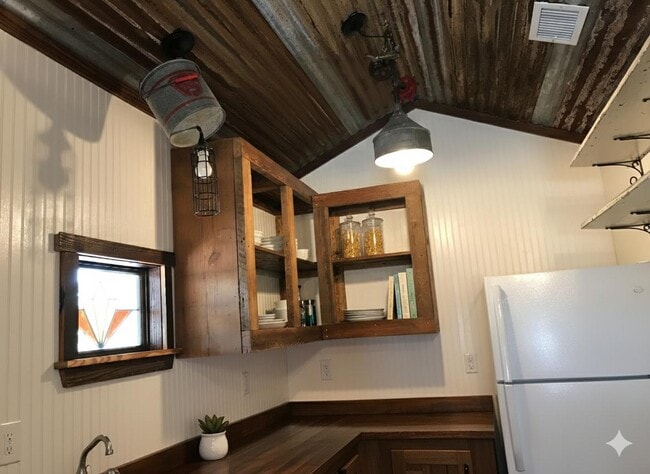 Building Photo - 601 Live Oak St