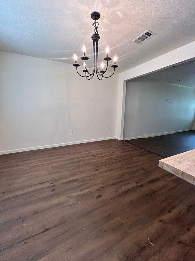 Building Photo - Newly Remodeled Home in the Heart of Baton...