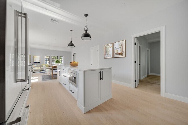 Building Photo - 82 Rossmore Rd