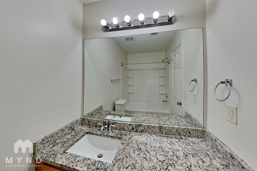 Building Photo - 6332 Hickory Ln Cir