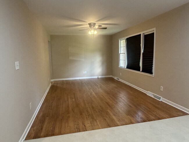 Building Photo - 120 Pinewood Dr