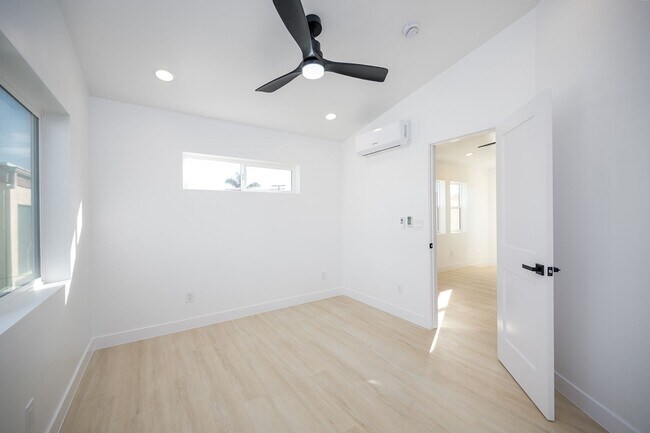 Building Photo - Brand New Build Top Floor 1 Bed 1 Bath Apartment