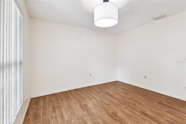 Building Photo - 1102 Shadowbrook Dr N