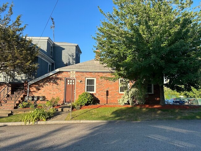 Building Photo - 569 Winthrop St
