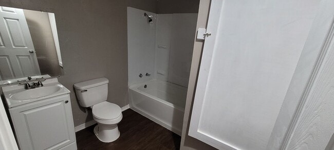 Building Photo - Cute 5 bedroom House